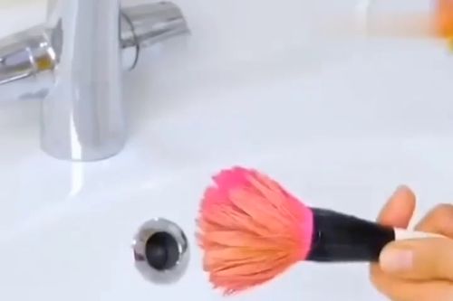 一年沒(méi)洗化妝刷,洗了一下,沒(méi)想到竟然這么臟